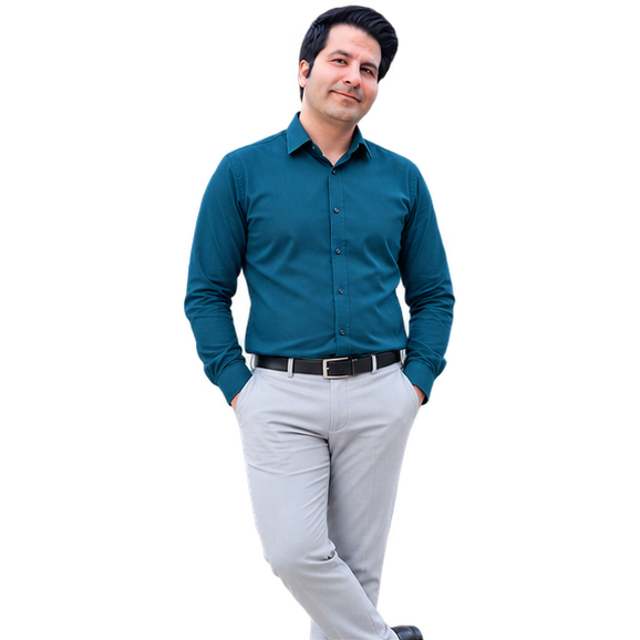 عادل دمیرچی در حال یادداشت و پژوهش